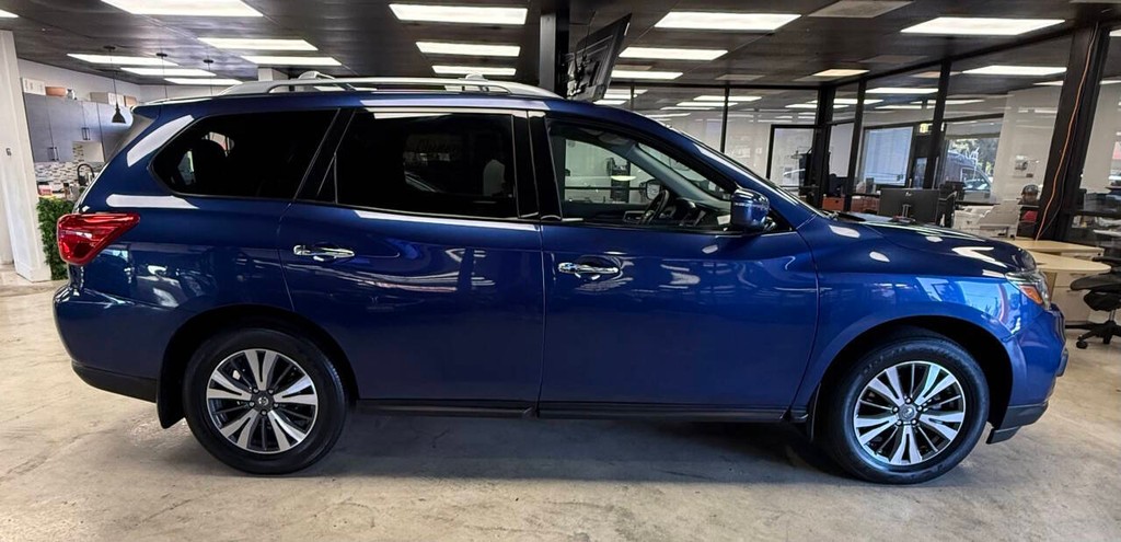 Nissan Pathfinder Vehicle Full-screen Gallery Image 05