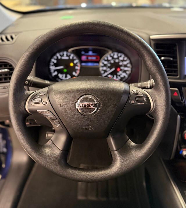 Nissan Pathfinder Vehicle Full-screen Gallery Image 10