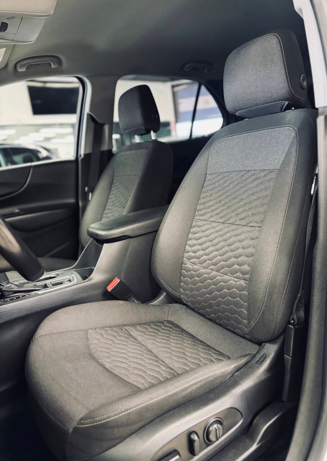 Chevrolet Equinox Vehicle Full-screen Gallery Image 12