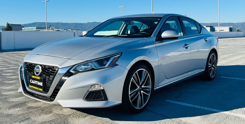 Nissan Altima Vehicle Full-screen Gallery Image 02