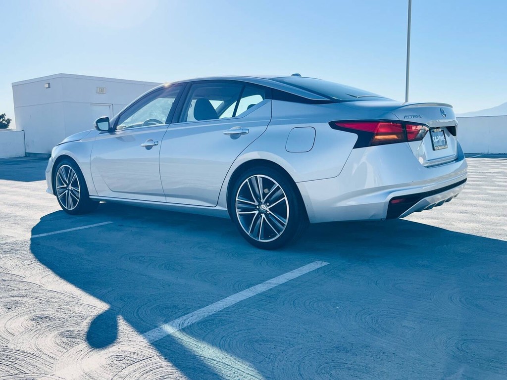 Nissan Altima Vehicle Full-screen Gallery Image 03