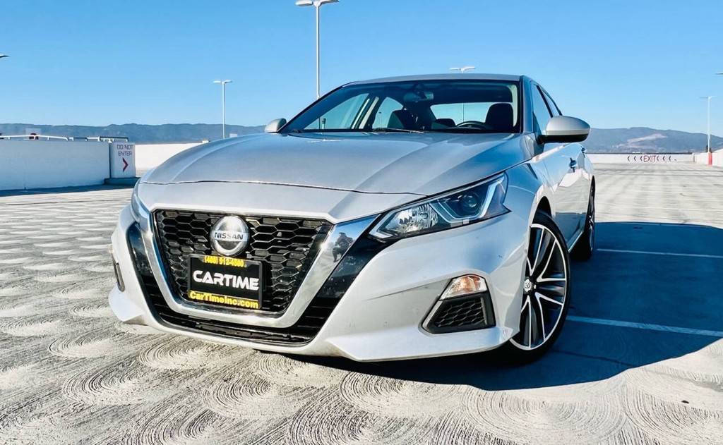 Nissan Altima Vehicle Full-screen Gallery Image 04