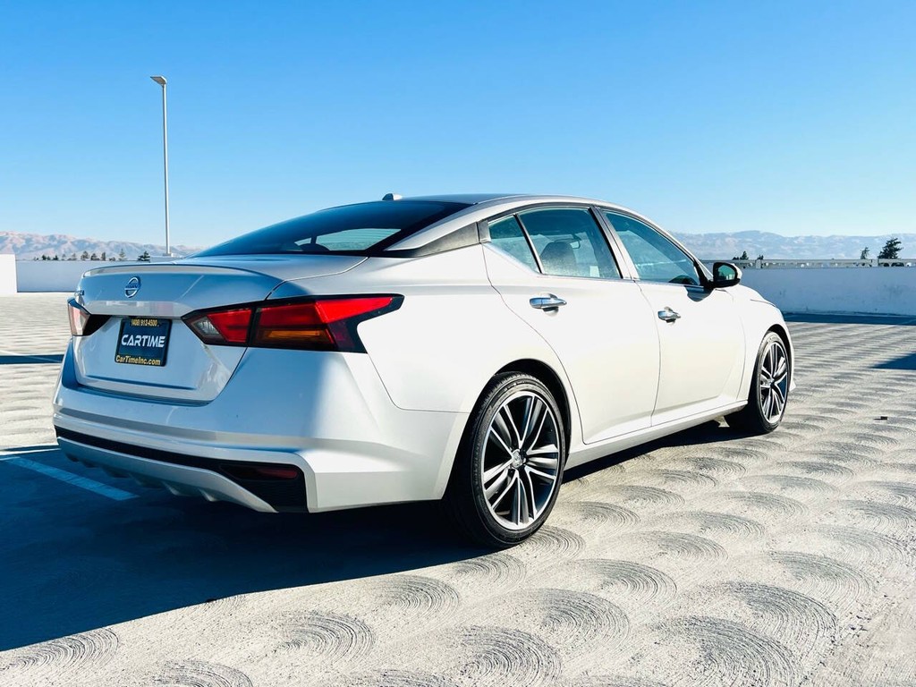 Nissan Altima Vehicle Full-screen Gallery Image 05