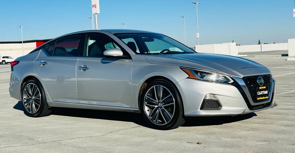 Nissan Altima Vehicle Full-screen Gallery Image 06