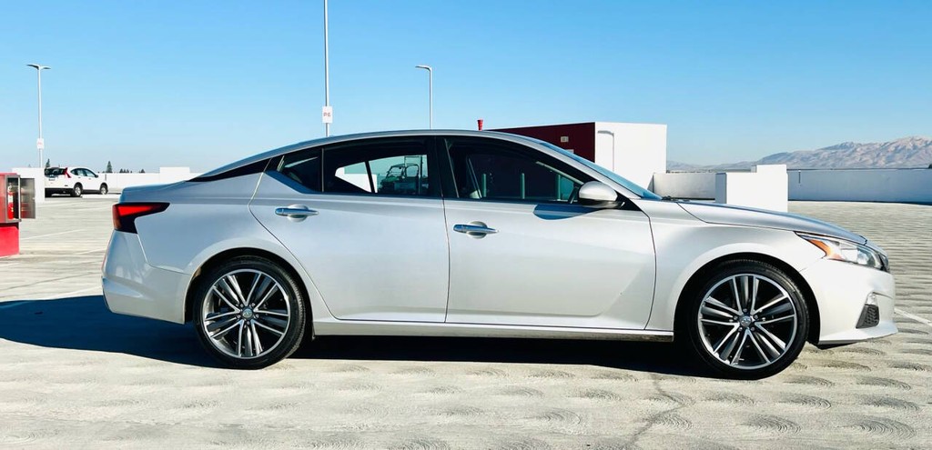 Nissan Altima Vehicle Full-screen Gallery Image 07