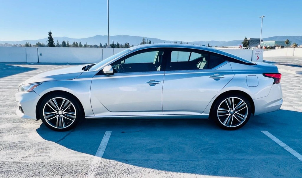 Nissan Altima Vehicle Full-screen Gallery Image 08