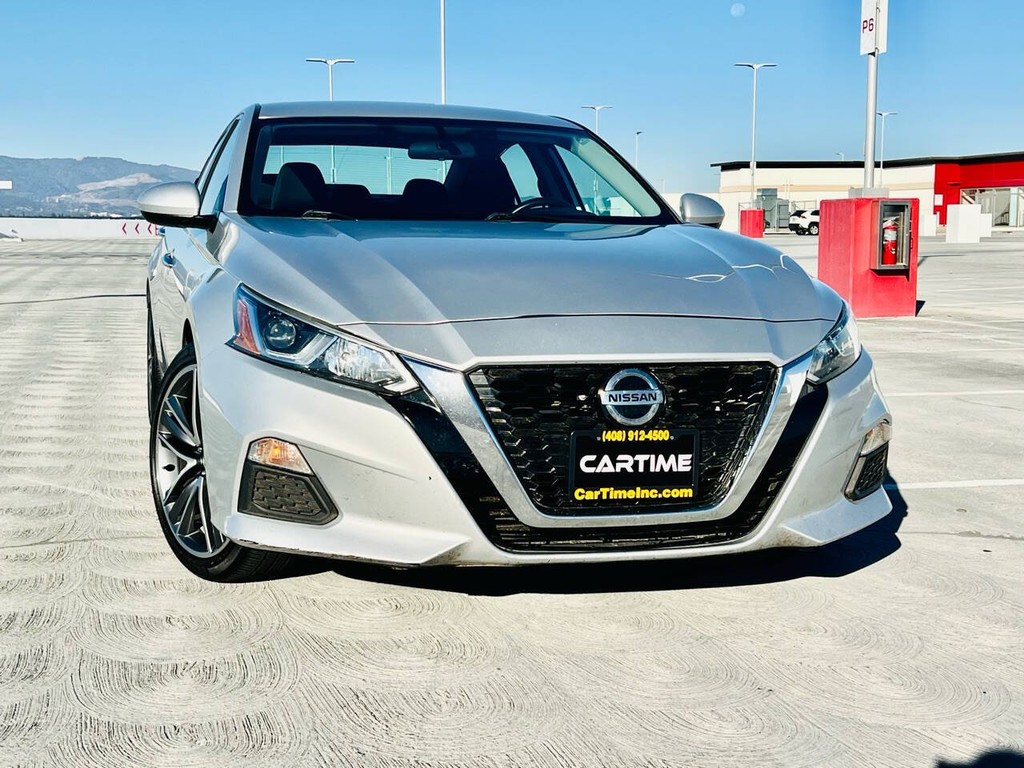 Nissan Altima Vehicle Full-screen Gallery Image 09