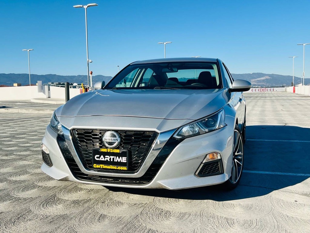 Nissan Altima Vehicle Full-screen Gallery Image 10