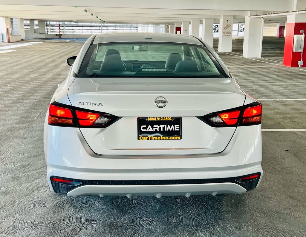 Nissan Altima Vehicle Full-screen Gallery Image 12