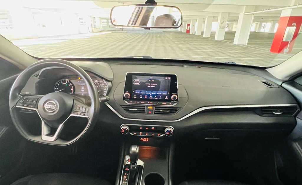 Nissan Altima Vehicle Full-screen Gallery Image 14