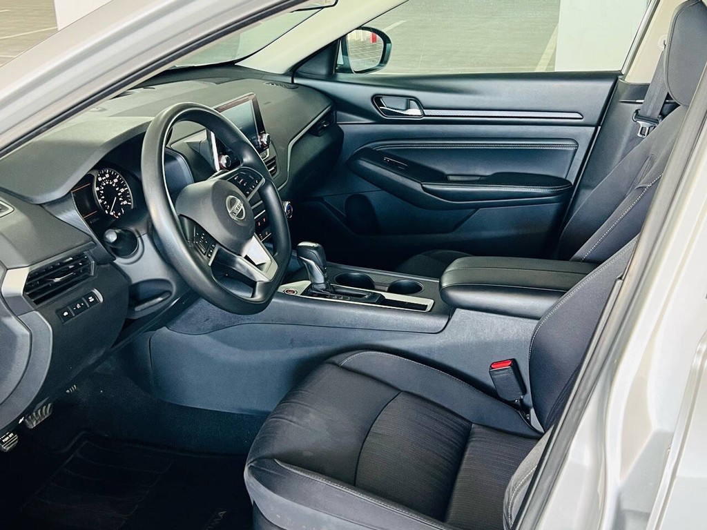 Nissan Altima Vehicle Full-screen Gallery Image 15