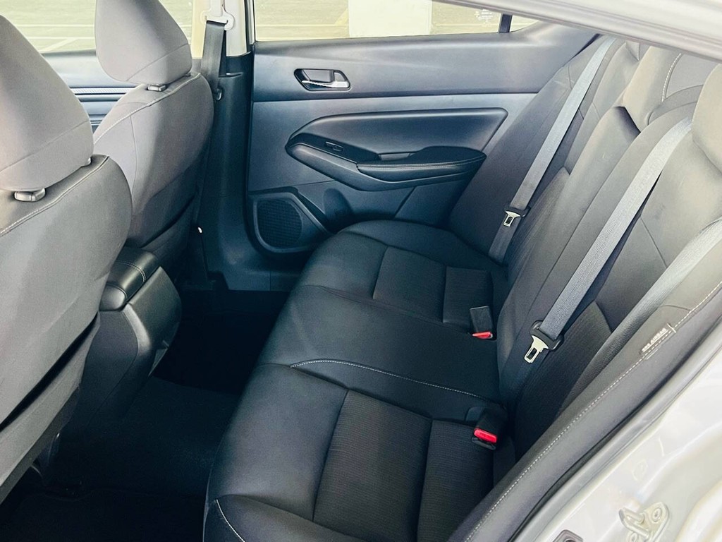 Nissan Altima Vehicle Full-screen Gallery Image 16