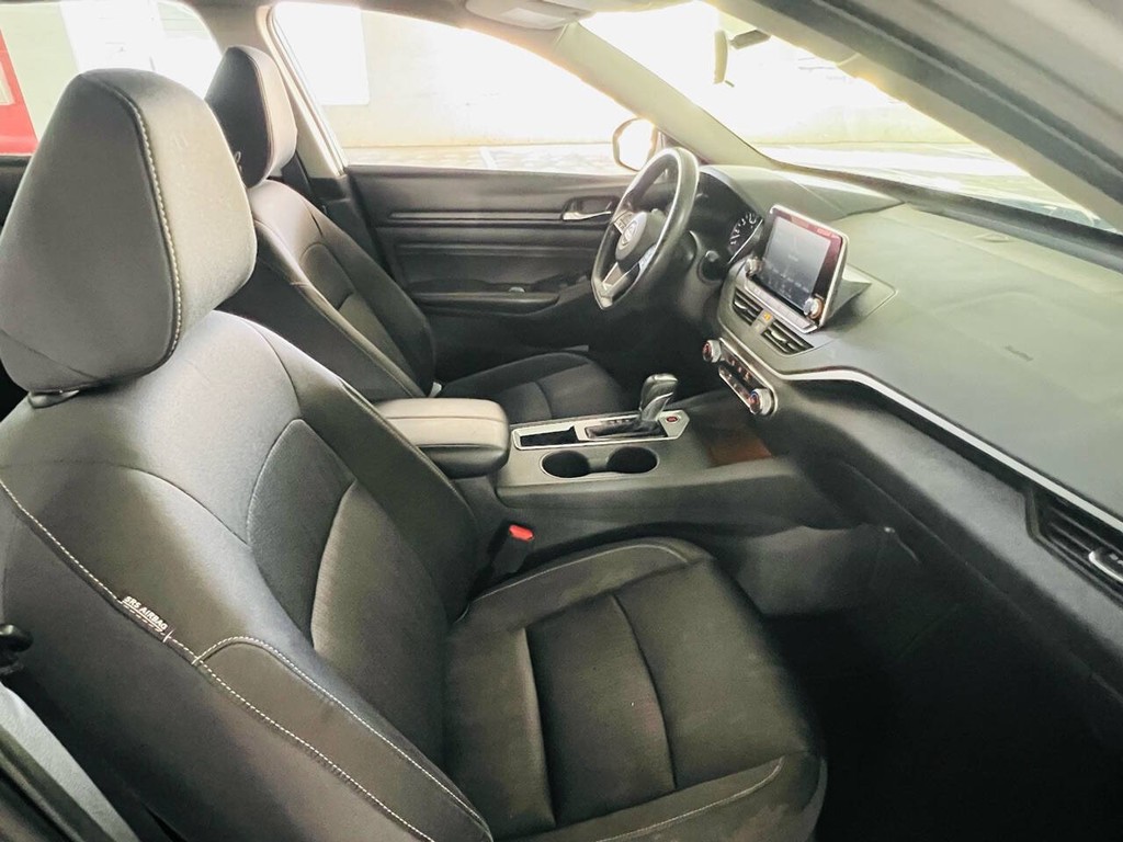 Nissan Altima Vehicle Full-screen Gallery Image 17