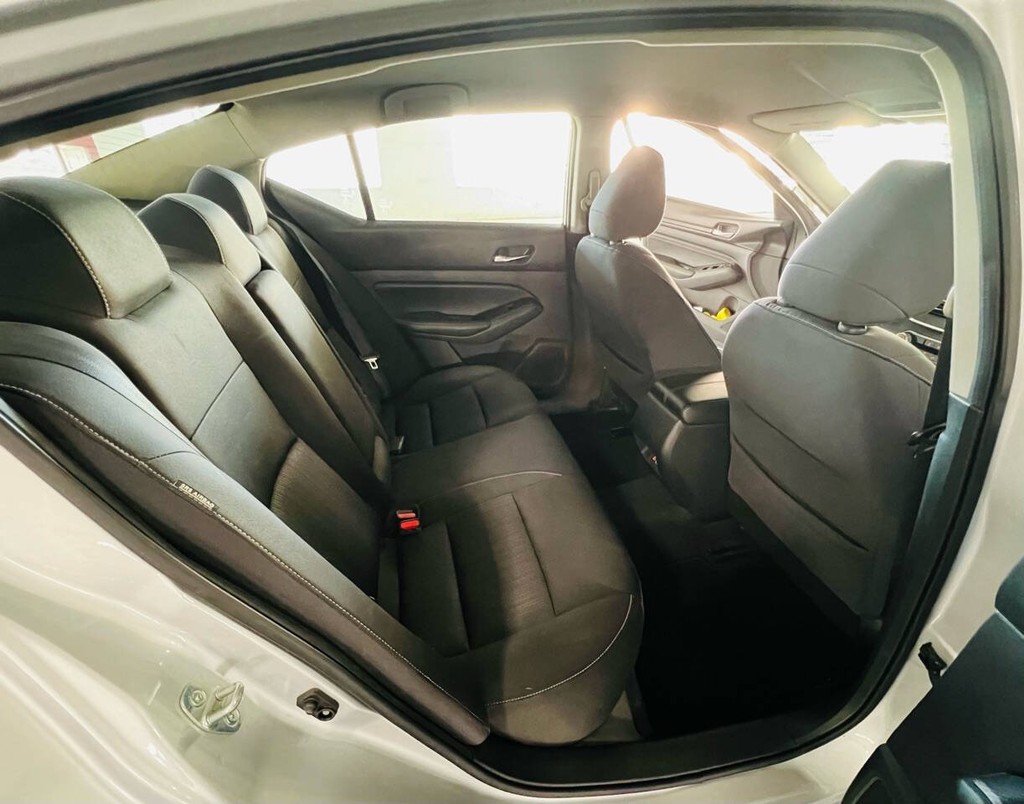 Nissan Altima Vehicle Full-screen Gallery Image 18