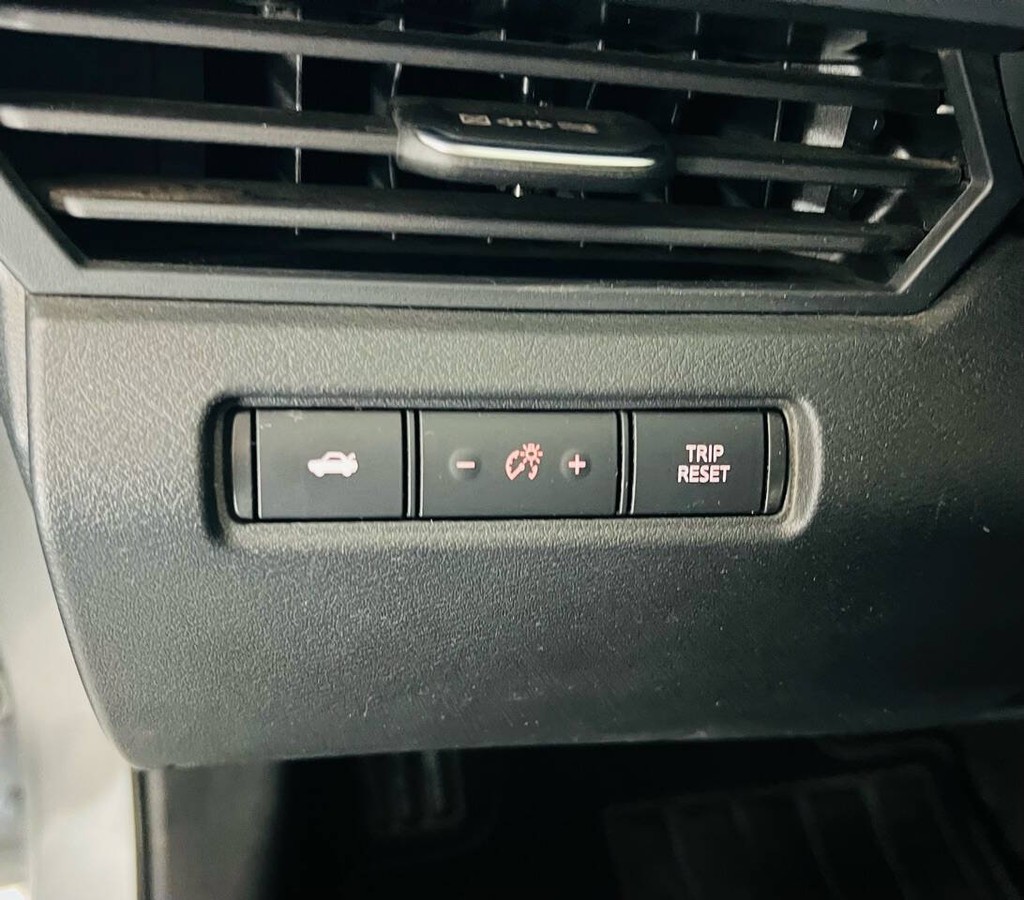 Nissan Altima Vehicle Full-screen Gallery Image 19