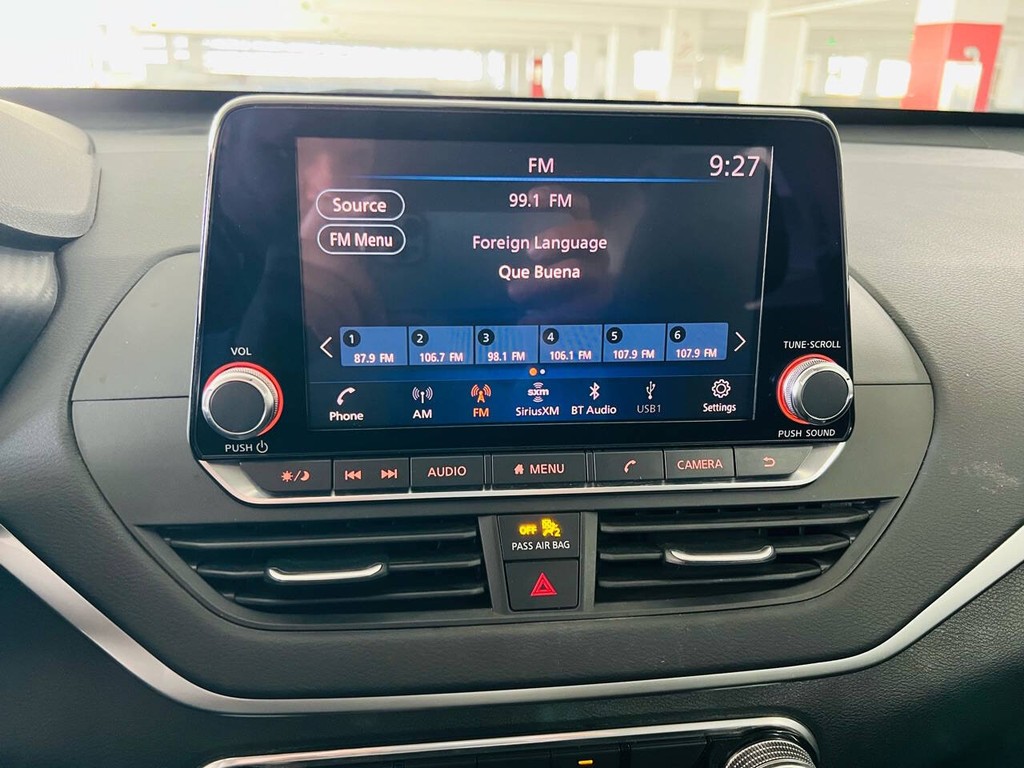 Nissan Altima Vehicle Full-screen Gallery Image 21