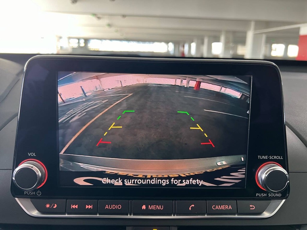 Nissan Altima Vehicle Full-screen Gallery Image 23