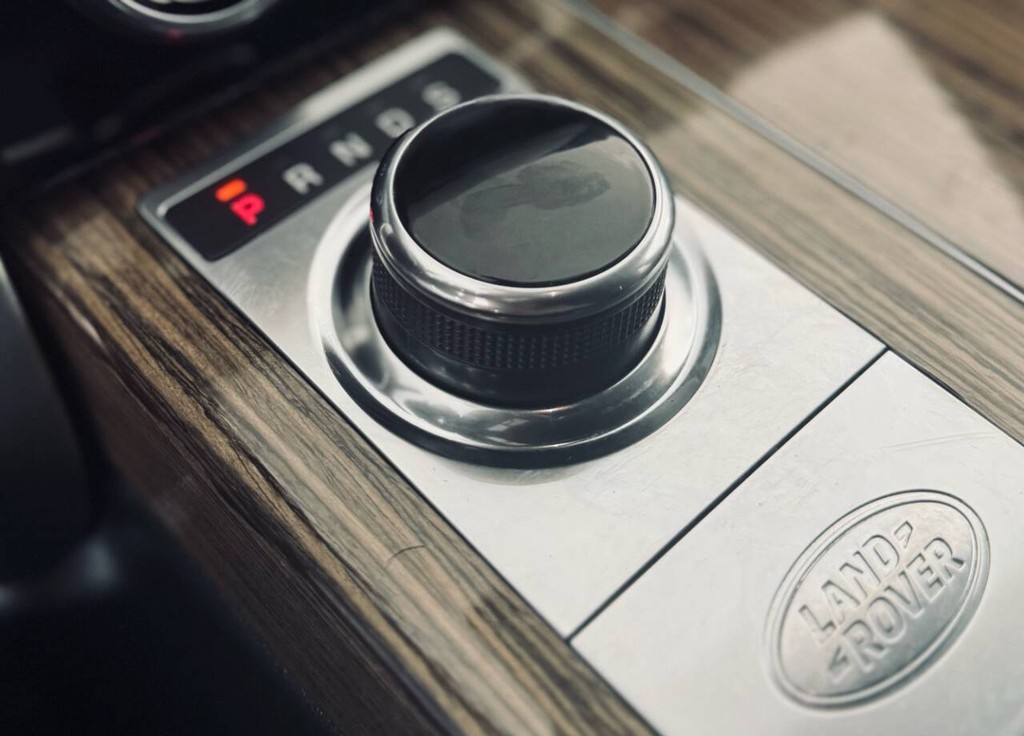 Land Rover Range Rover Vehicle Full-screen Gallery Image 27