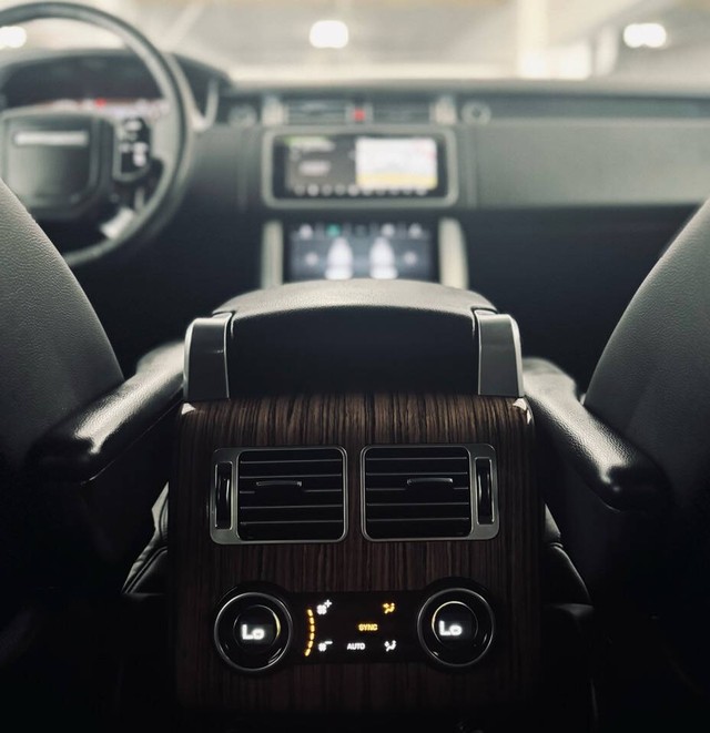 Land Rover Range Rover Vehicle Full-screen Gallery Image 31