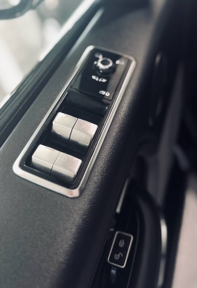 Land Rover Range Rover Vehicle Full-screen Gallery Image 38