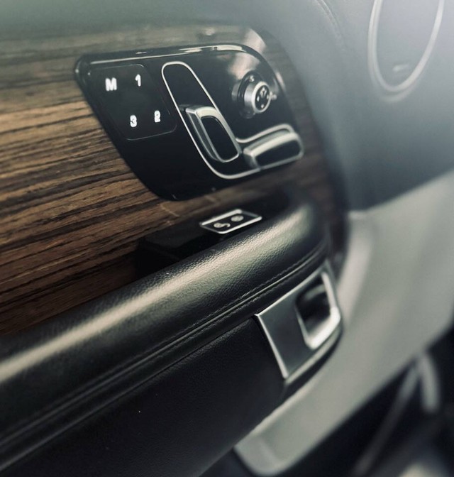 Land Rover Range Rover Vehicle Full-screen Gallery Image 39