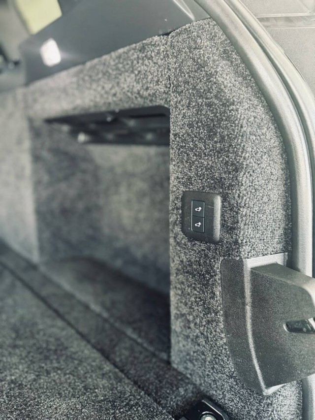 Land Rover Range Rover Vehicle Full-screen Gallery Image 43