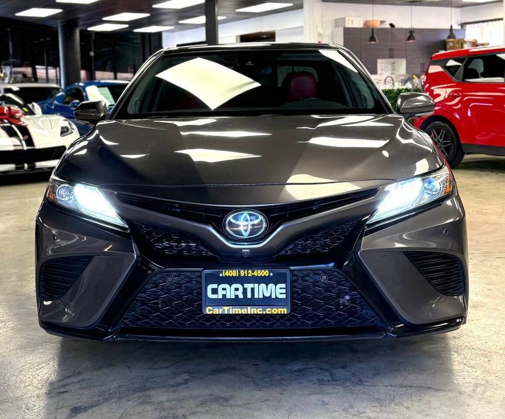 Toyota Camry Vehicle Full-screen Gallery Image 02