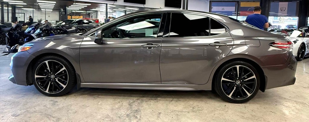 Toyota Camry Vehicle Full-screen Gallery Image 03