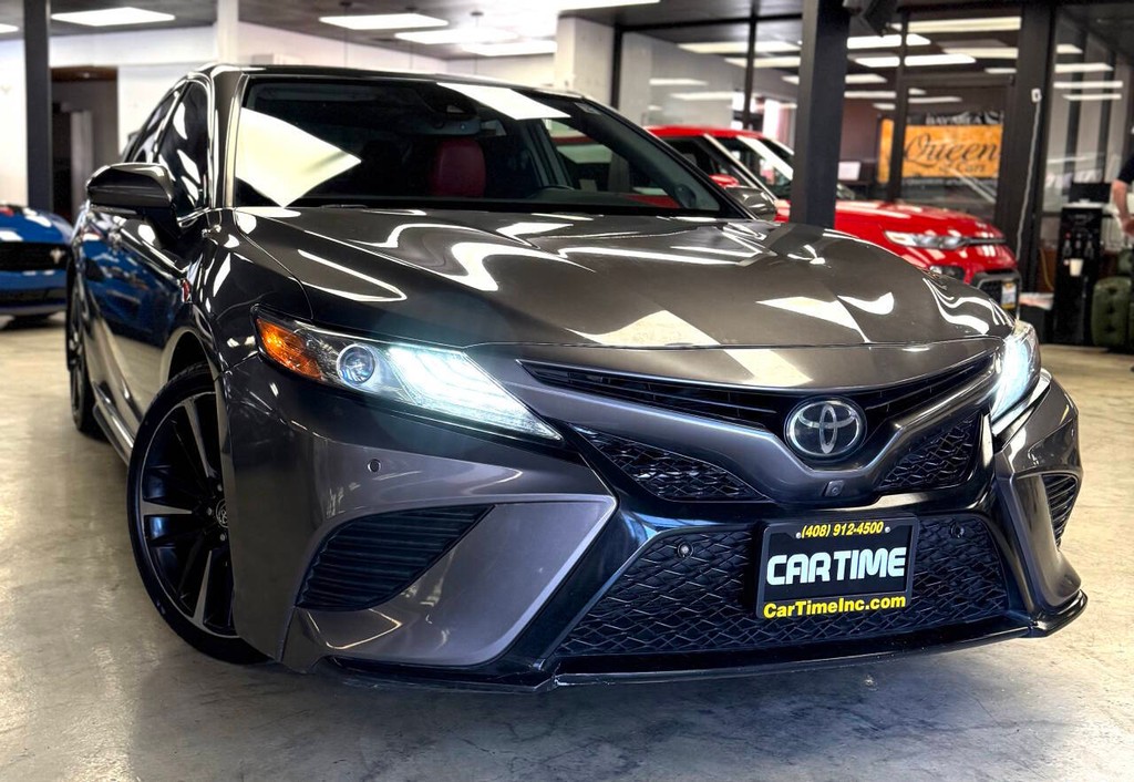 Toyota Camry Vehicle Full-screen Gallery Image 04