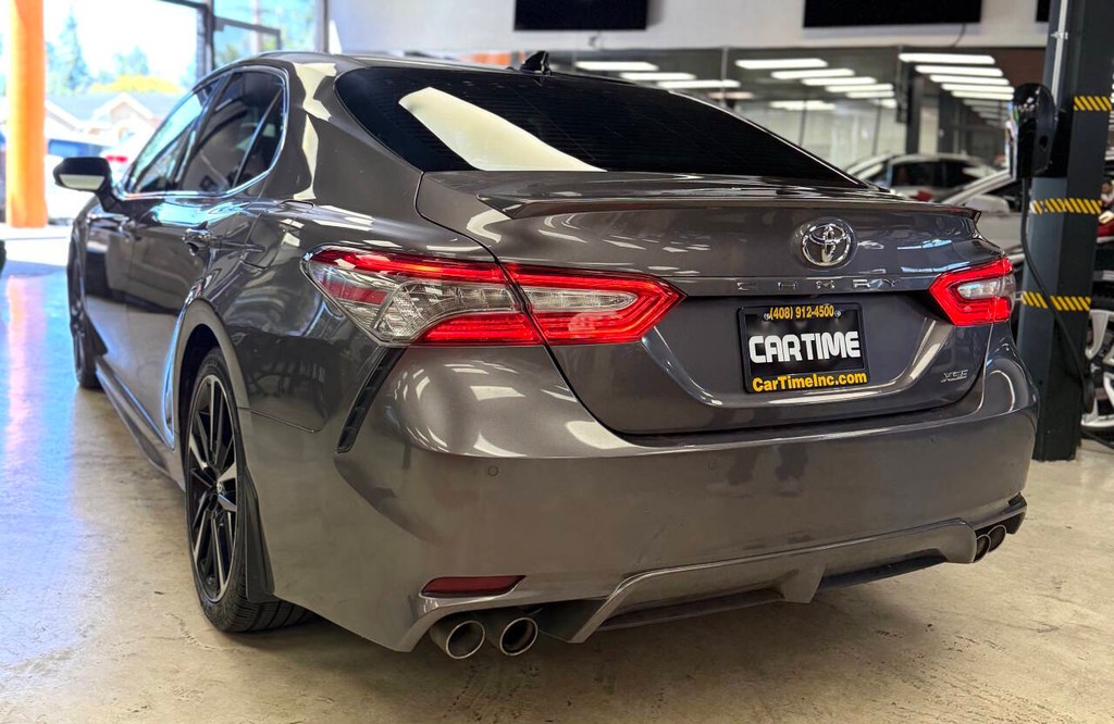 Toyota Camry Vehicle Full-screen Gallery Image 05