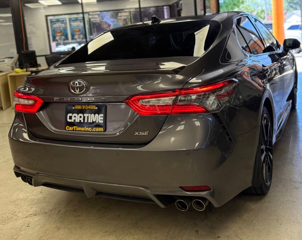 Toyota Camry Vehicle Full-screen Gallery Image 07