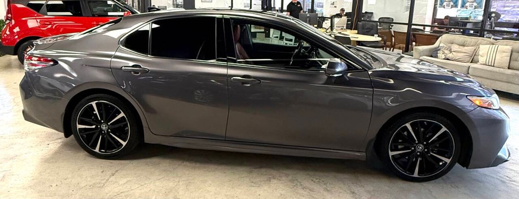 Toyota Camry Vehicle Full-screen Gallery Image 08