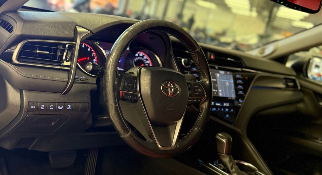 Toyota Camry Vehicle Full-screen Gallery Image 09