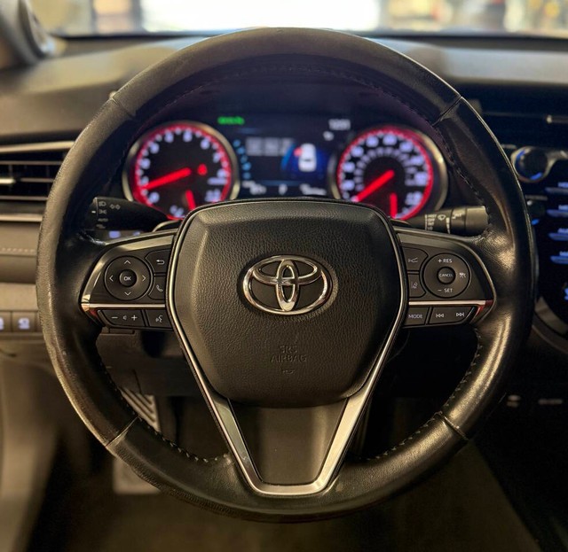 Toyota Camry Vehicle Full-screen Gallery Image 10