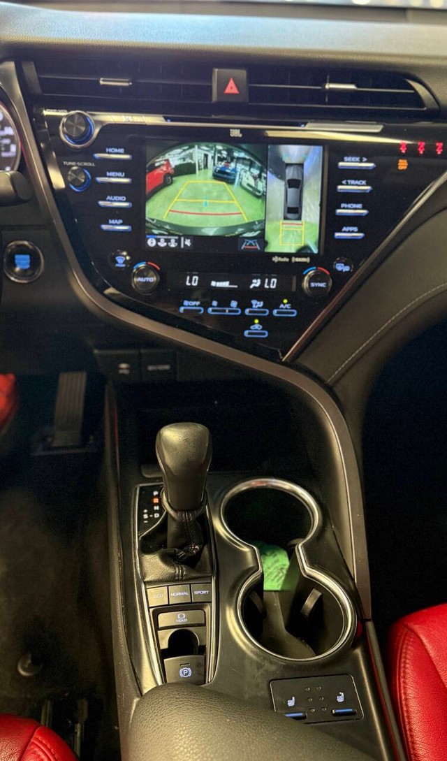 Toyota Camry Vehicle Full-screen Gallery Image 11