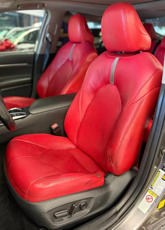 Toyota Camry Vehicle Full-screen Gallery Image 12