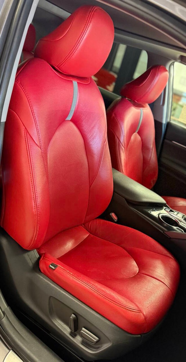 Toyota Camry Vehicle Full-screen Gallery Image 13