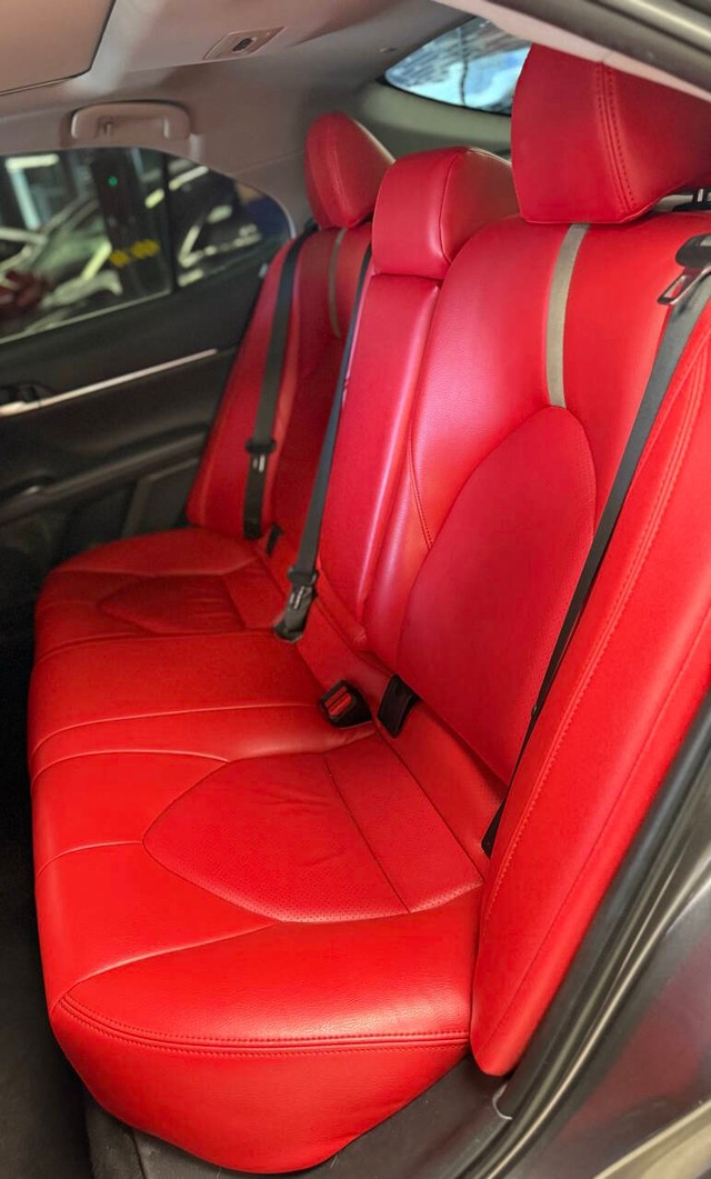 Toyota Camry Vehicle Full-screen Gallery Image 14