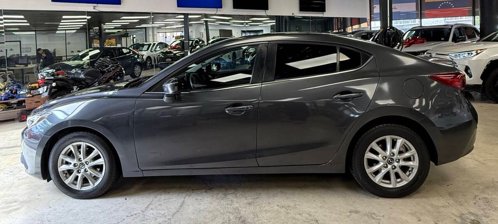 Mazda Mazda3 Sedan Vehicle Full-screen Gallery Image 04