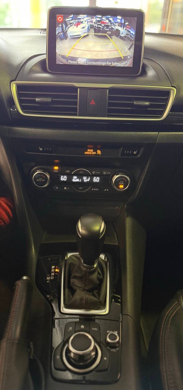 Mazda Mazda3 Sedan Vehicle Full-screen Gallery Image 11