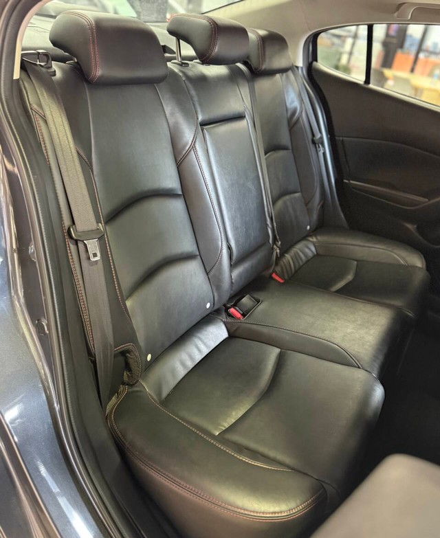 Mazda Mazda3 Sedan Vehicle Full-screen Gallery Image 14