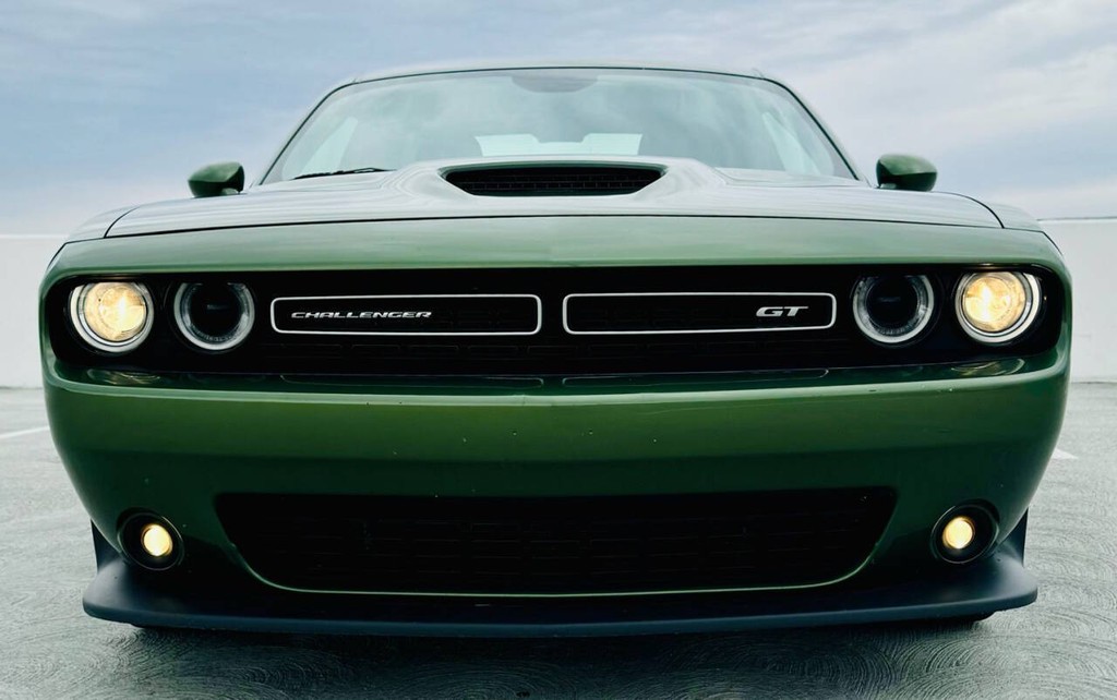 Dodge Challenger Vehicle Full-screen Gallery Image 05