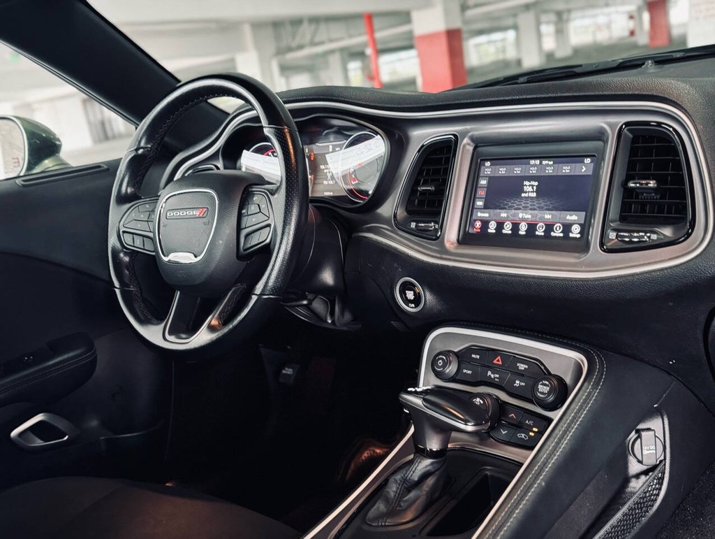 Dodge Challenger Vehicle Full-screen Gallery Image 20