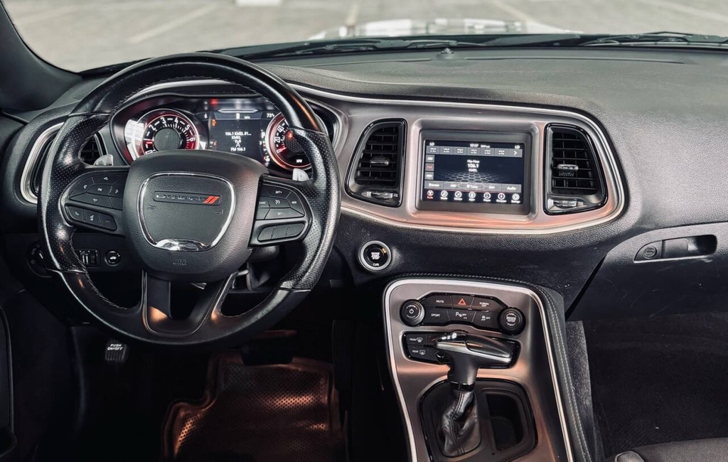 Dodge Challenger Vehicle Full-screen Gallery Image 21