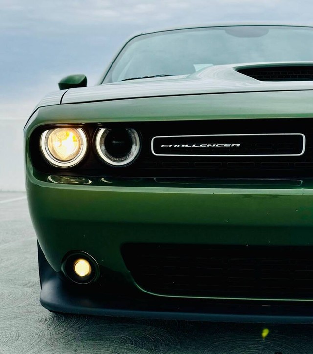 Dodge Challenger Vehicle Full-screen Gallery Image 13