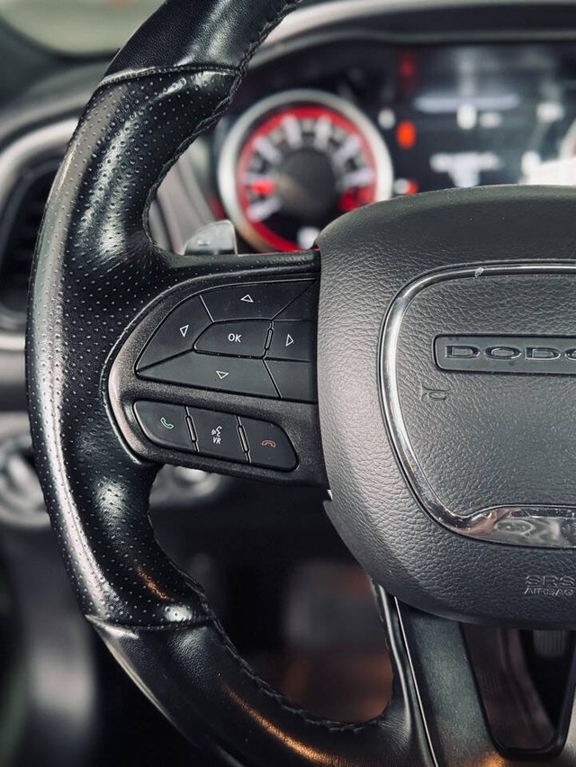 Dodge Challenger Vehicle Full-screen Gallery Image 16