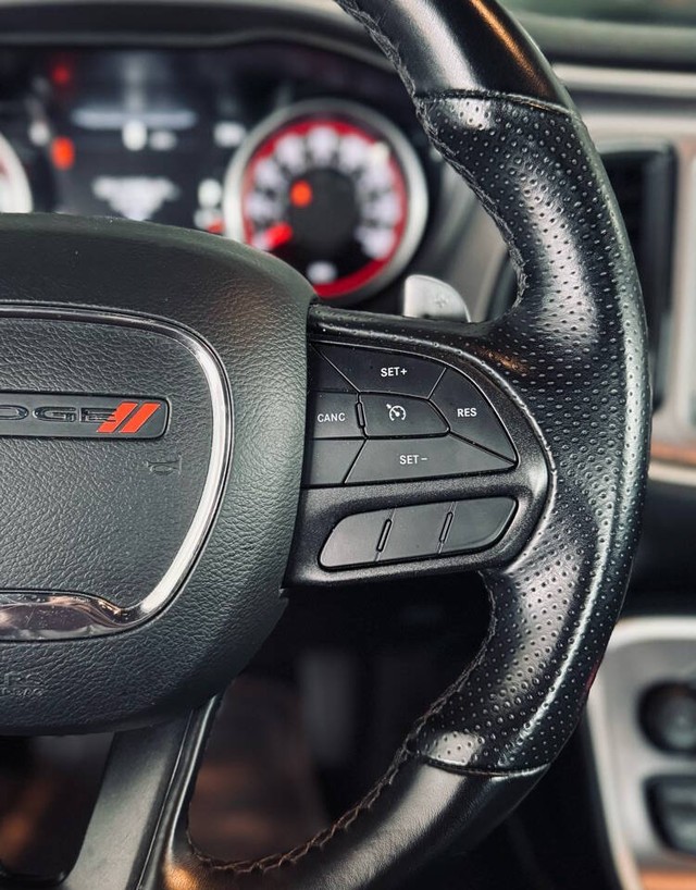 Dodge Challenger Vehicle Full-screen Gallery Image 17