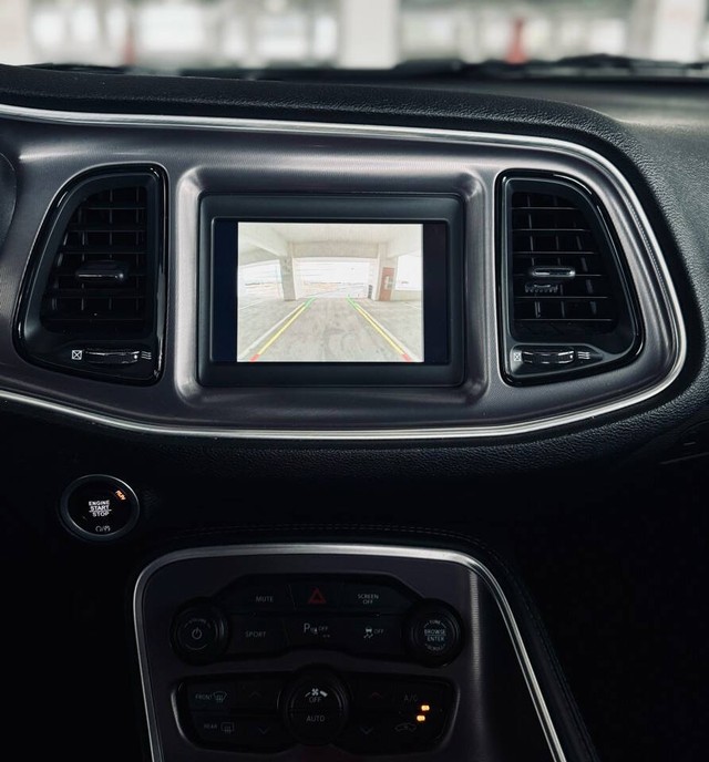 Dodge Challenger Vehicle Full-screen Gallery Image 22