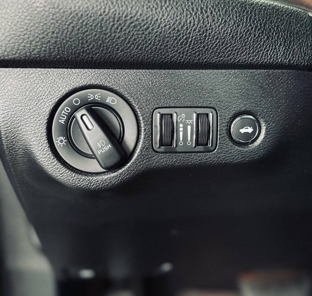 Dodge Challenger Vehicle Full-screen Gallery Image 23