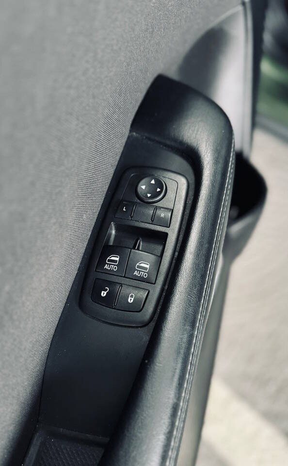 Dodge Challenger Vehicle Full-screen Gallery Image 24